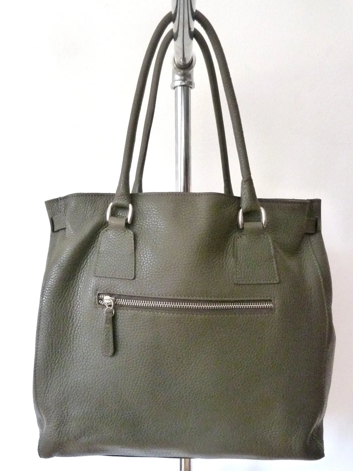 Doble Tote Bag Pebble Grain Leather Black Or Moss