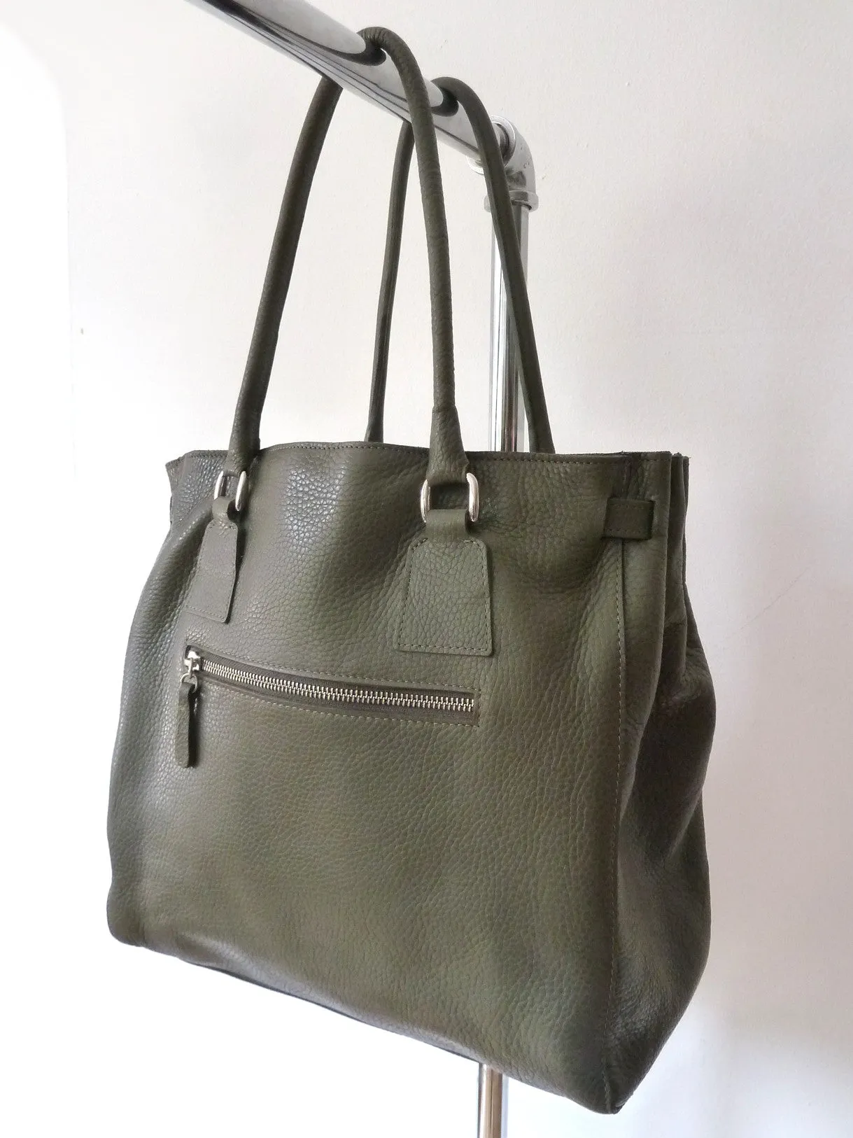 Doble Tote Bag Pebble Grain Leather Black Or Moss